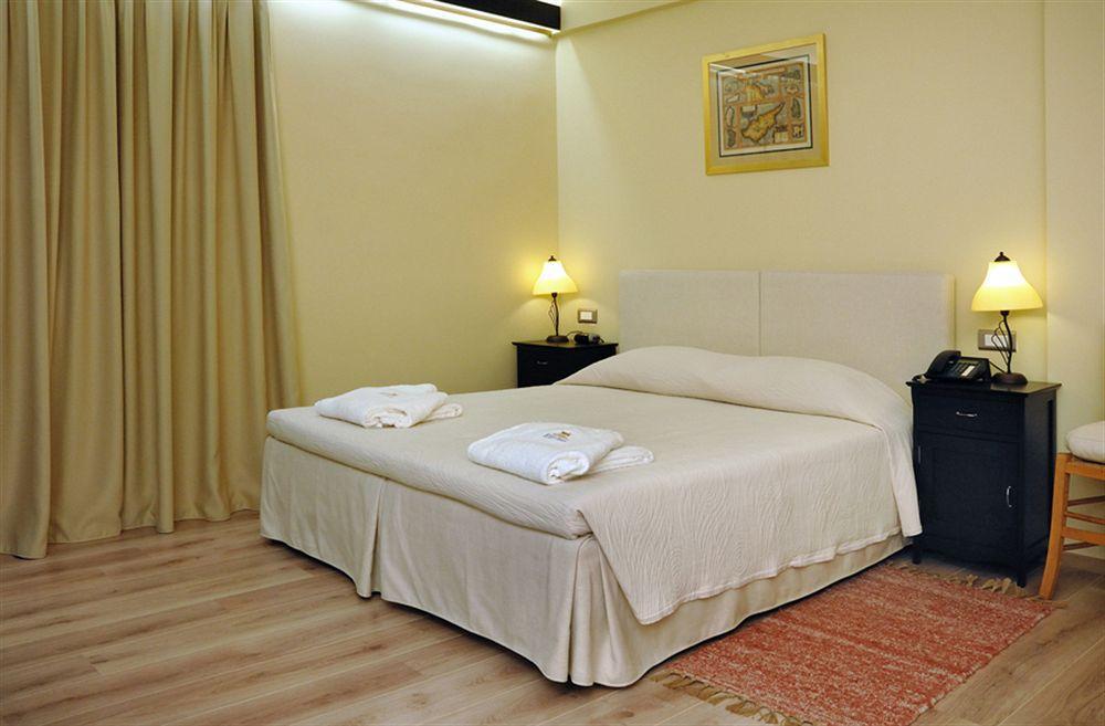 Efplias Hotel Apartments Piraeus Buitenkant foto