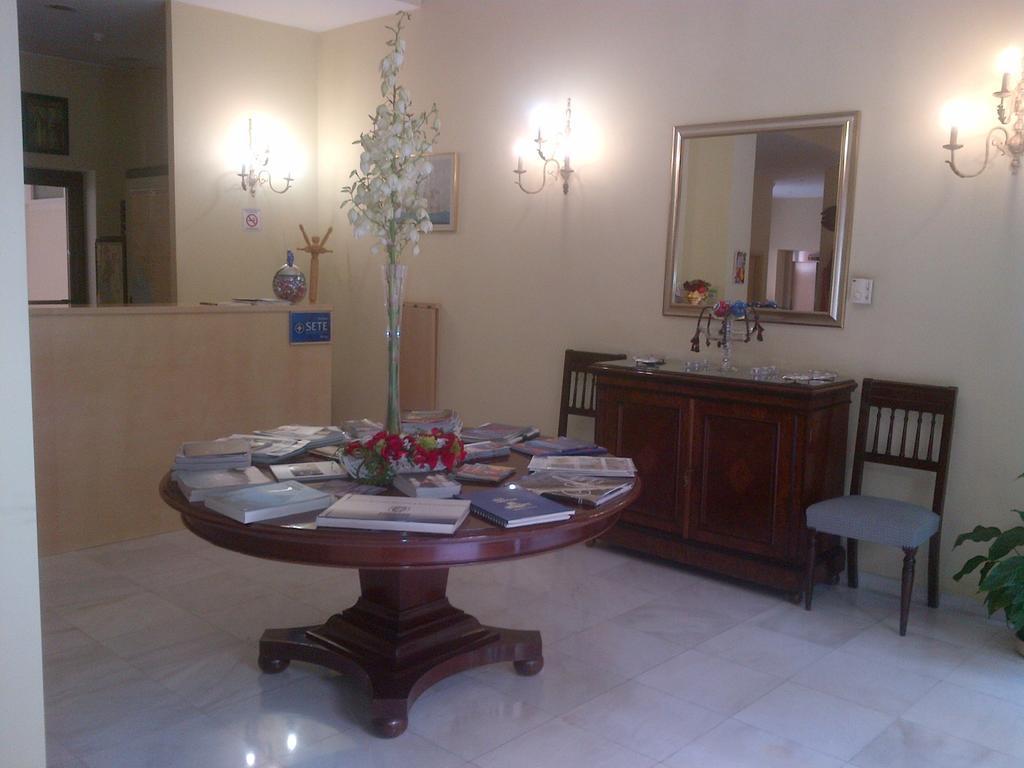 Efplias Hotel Apartments Piraeus Buitenkant foto