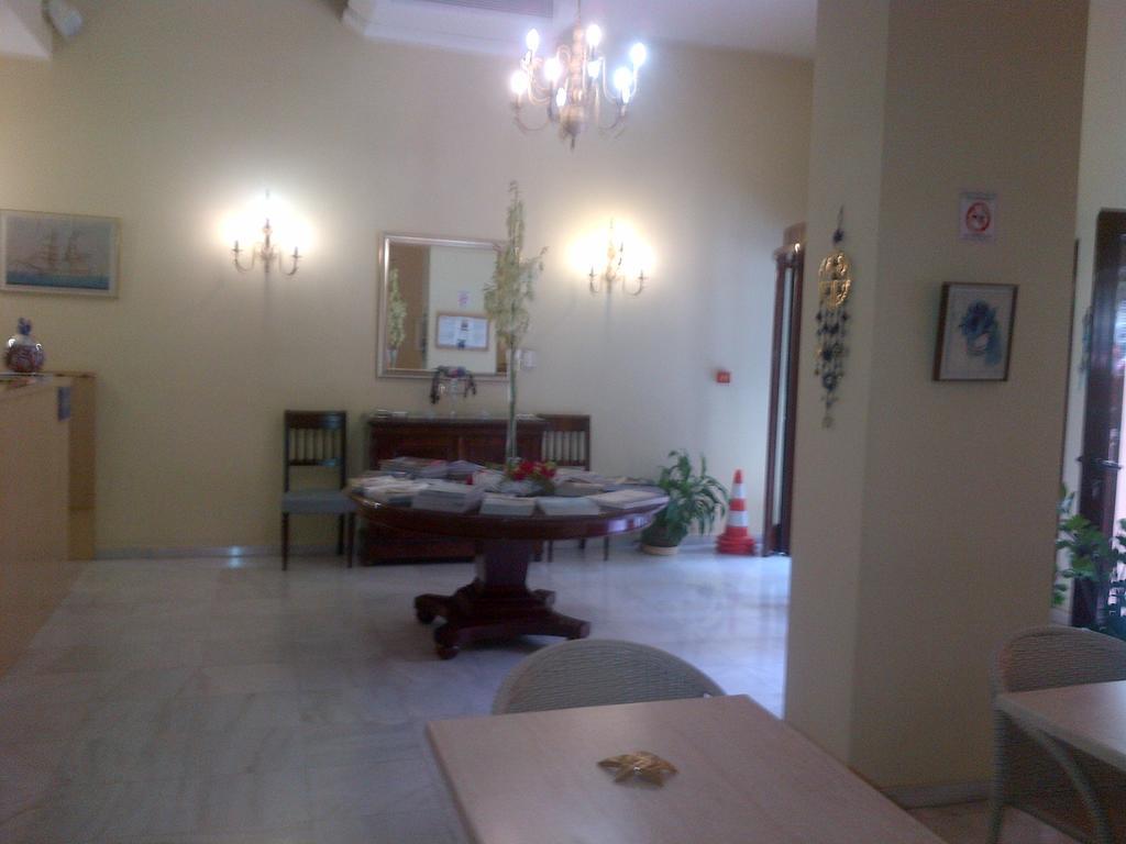 Efplias Hotel Apartments Piraeus Buitenkant foto