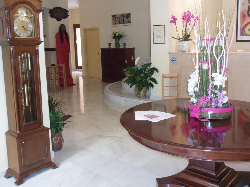 Efplias Hotel Apartments Piraeus Buitenkant foto