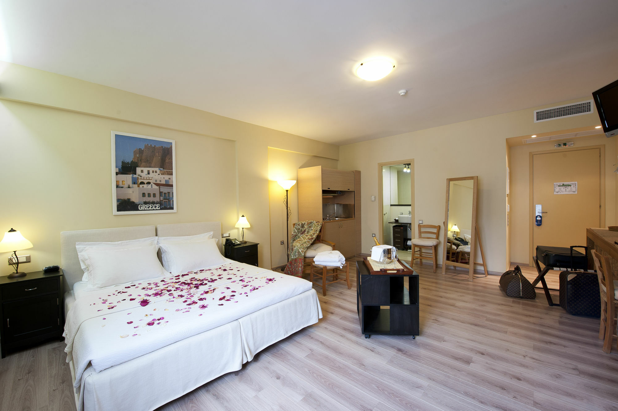 Efplias Hotel Apartments Piraeus Buitenkant foto