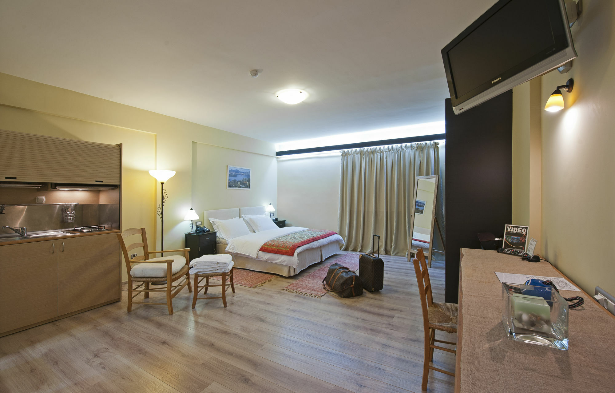 Efplias Hotel Apartments Piraeus Buitenkant foto